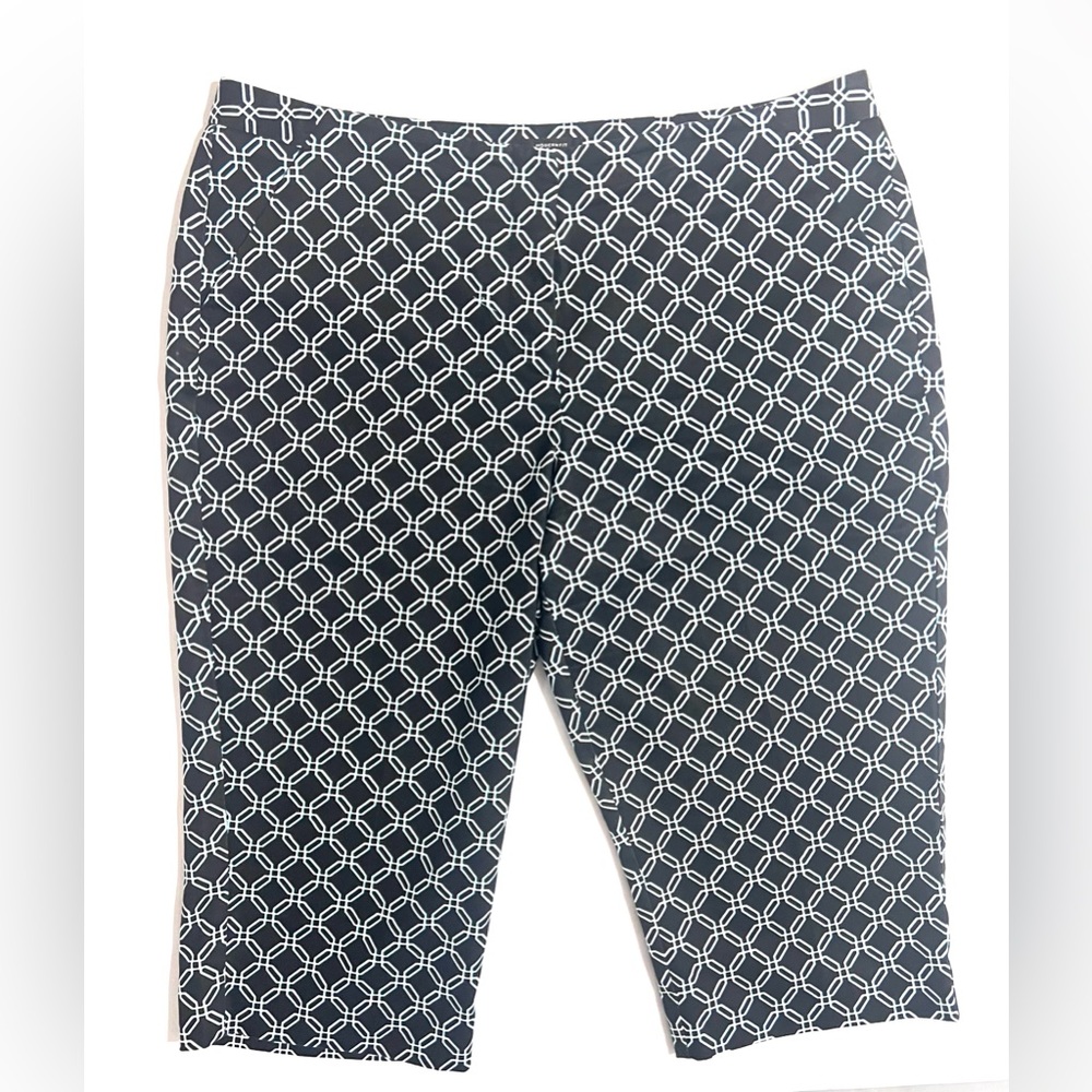 Worthington Modern Fit 14P Black Geometric Design Capris